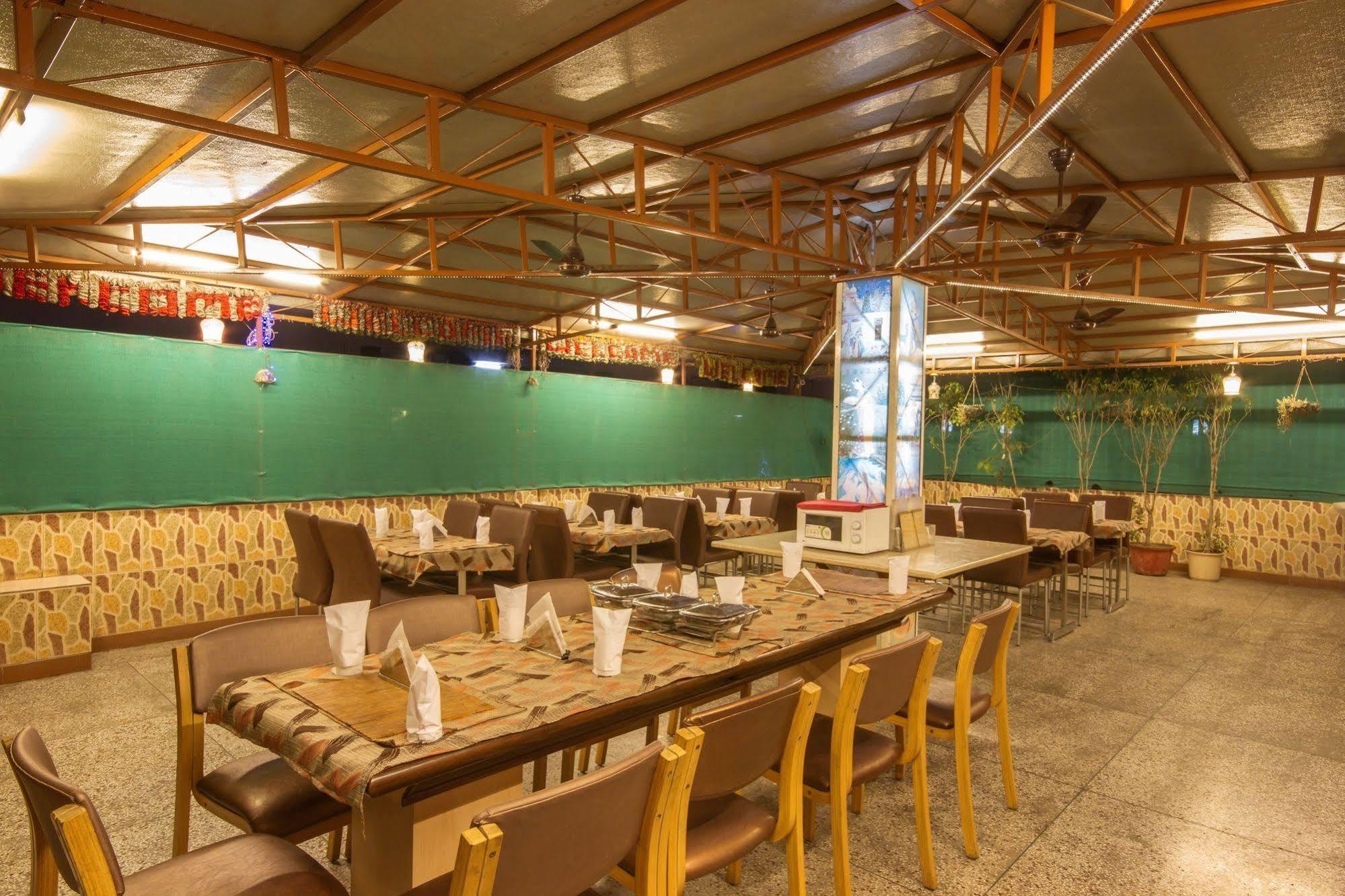 Hotel Grand Park Inn Delhi  Exterior photo